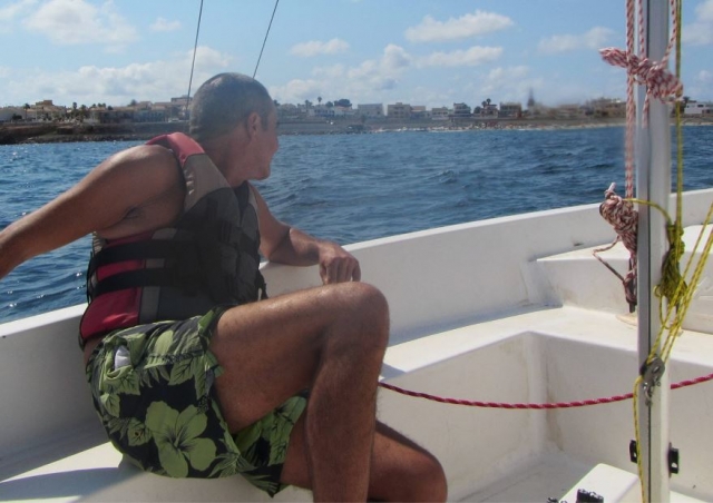 Mirando el mar desde el velero